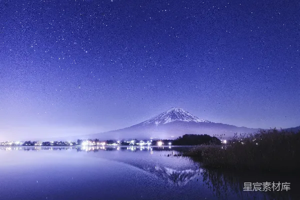 高清摄影 夜晚背景中有一座山的湖泊