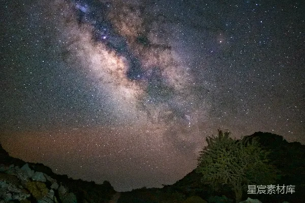 高清摄影 银河在夜空中闪耀着光芒。