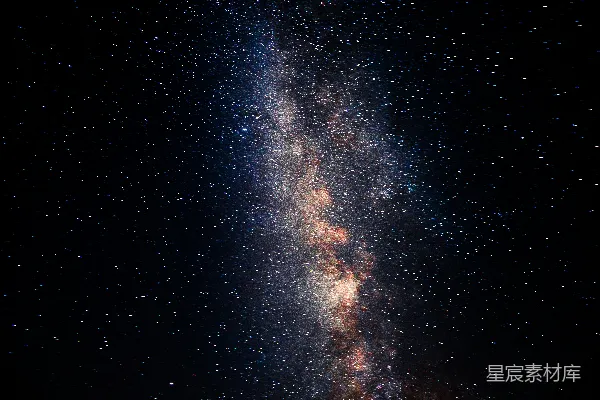 高清摄影 夜晚繁星点点的天空中，有繁星点点的夜晚。
