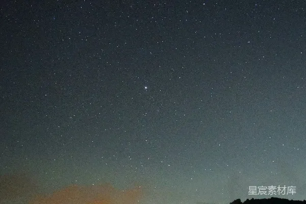 高清摄影 湖边的夜空中有星星。