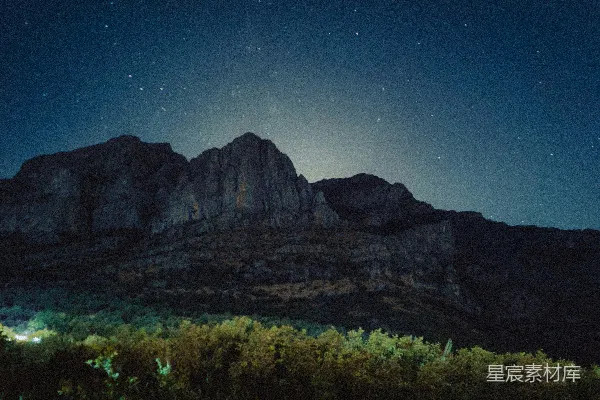 高清摄影 夜空中的星星照耀着一座山。