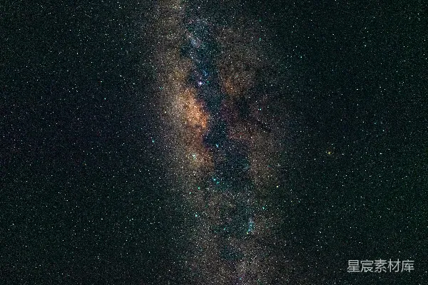 高清摄影 银河系在星空下延展。