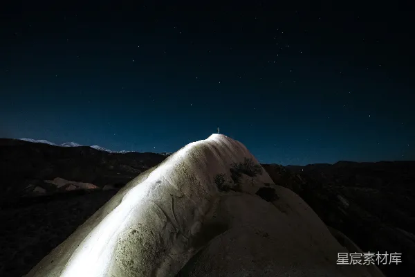 高清摄影 夜间拍摄的山脉特写照片