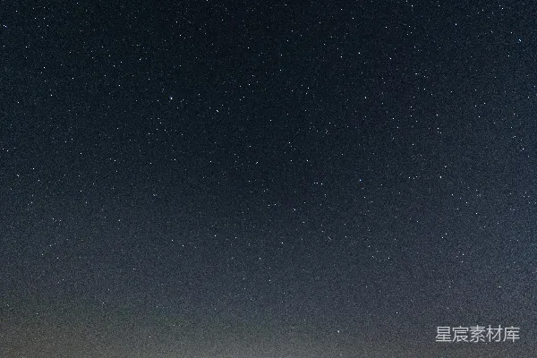 高清摄影 夜晚的星空，远处有一座山。