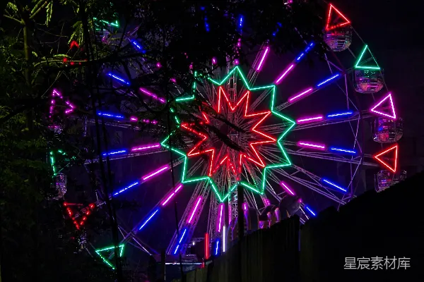 高清摄影 夜晚，一个大型摩天轮点亮了灯光。