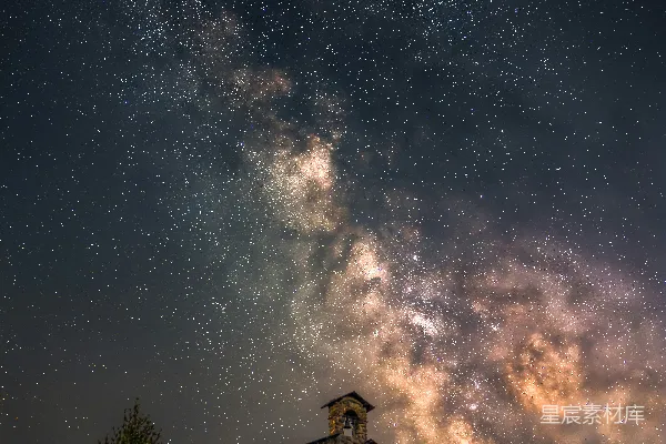 高清摄影 一座建筑物前面有一棵树，天空中有星星。
