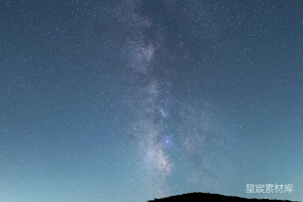 高清摄影 银河在夜空中闪耀。