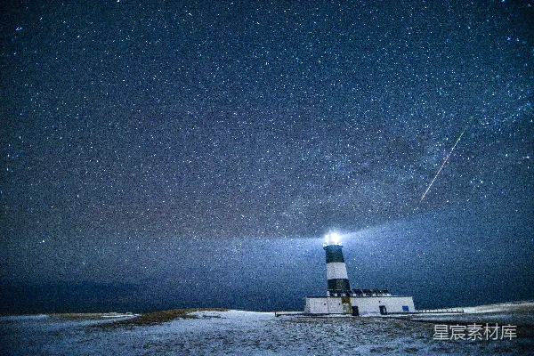 高清摄影 一座灯塔在星空满天的夜空下