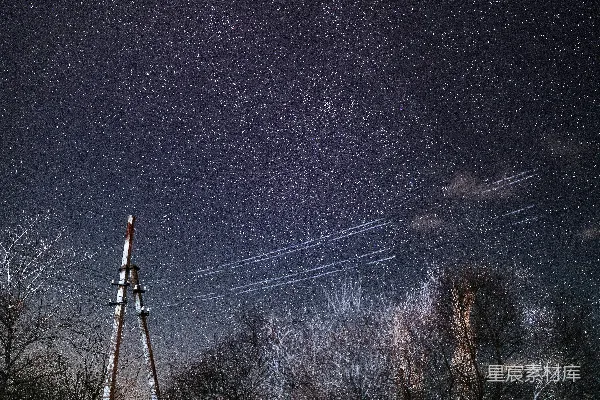 高清摄影 夜空布满了星星，还有一座无线电塔。