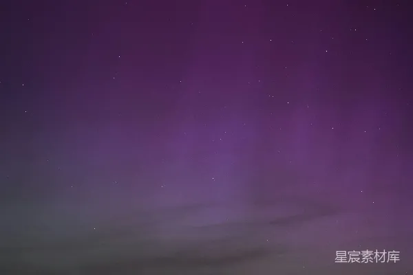 高清摄影 紫色的北极光在夜空中舞动。