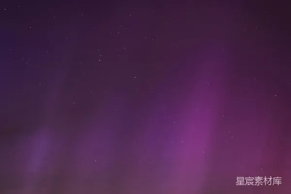 高清摄影 北极光在星空下闪耀。