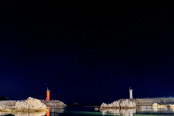 高清摄影 夜晚水边的白色混凝土建筑