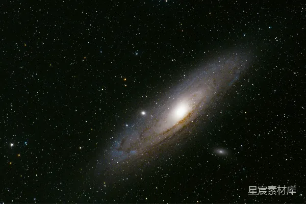 高清摄影 一个非常大的星系在夜空中居中