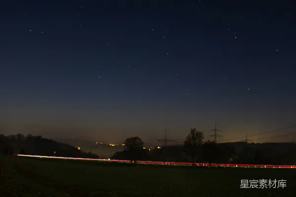 高清摄影 夜晚的天空中可以看到星星，背景是风景。