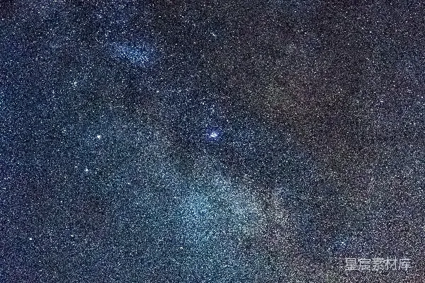 高清摄影 一群人在一片田野的顶部站在夜空中
