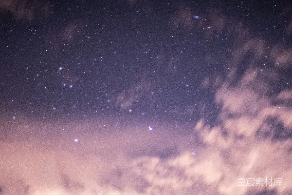 高清摄影 夜空中繁星点点，云雾缭绕。