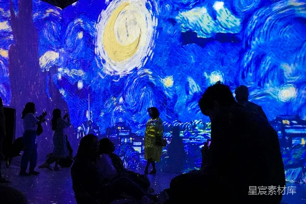 高清摄影 一群人在一幅画前坐着。