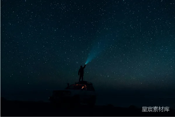 高清摄影 一个男人站在一辆车的顶部，在夜空下