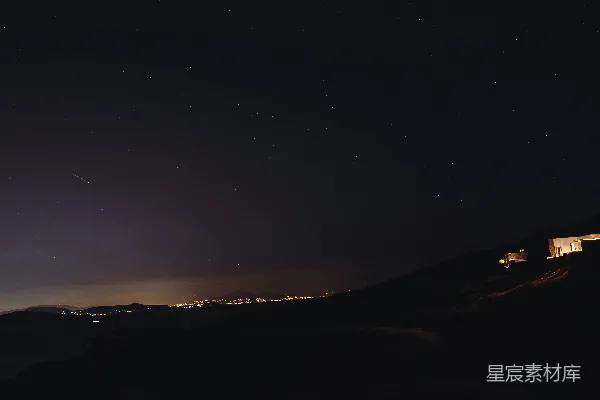高清摄影 夜晚，黑暗的景色上闪烁着星星。