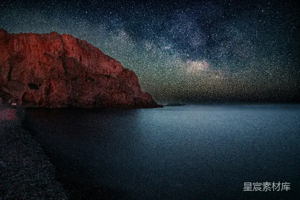 高清摄影 在海洋上方的夜空中有星星闪烁。