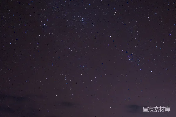 高清摄影 一座蓝色的建筑，背景是满天星星的夜空。