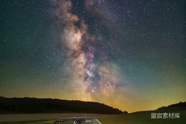高清摄影 一辆汽车在星空布满的泥泞道路上行驶