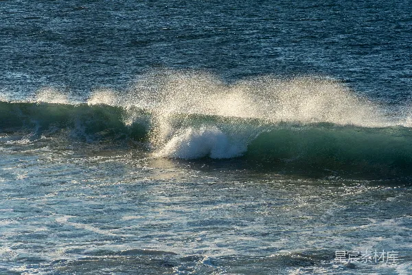 高清摄影 巨大的海浪在海洋中冲撞并溅起水花。