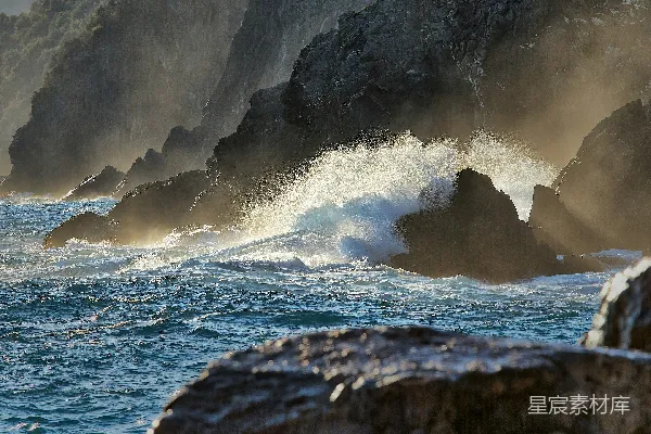 高清摄影 白天，海浪拍打着岩石海岸。