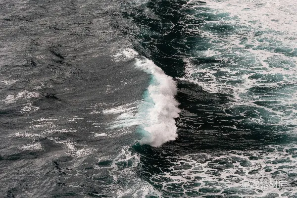 高清摄影 白天海浪拍打海岸