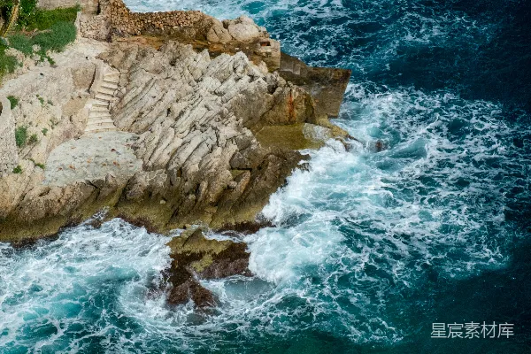 高清摄影 从空中俯瞰的一片岩石海岸线，周围是湛蓝的海水。