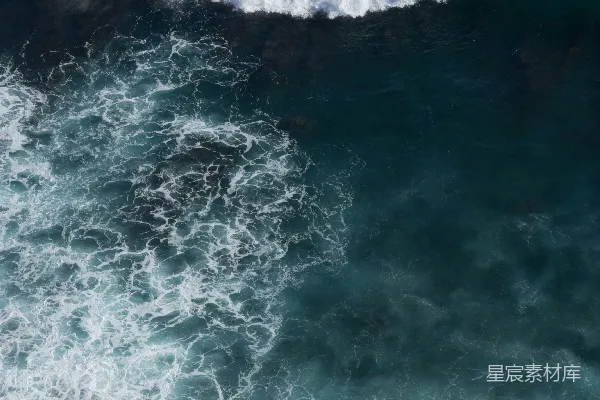 高清摄影 海浪在白天拍打海岸的景象