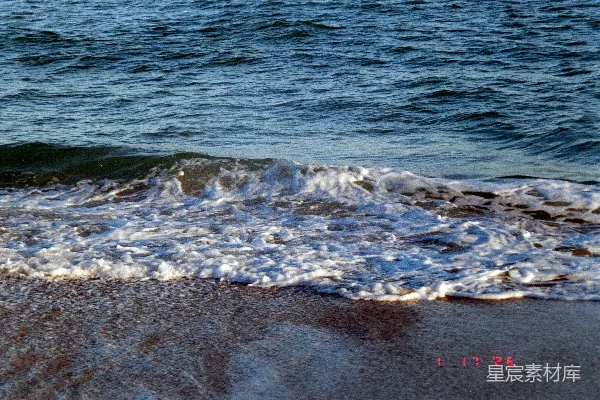 高清摄影 海浪拍打着沙滩。