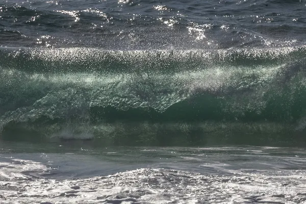 高清摄影 海浪正在拍打，海雾腾起。