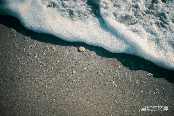高清摄影 海浪拍打着沙滩。