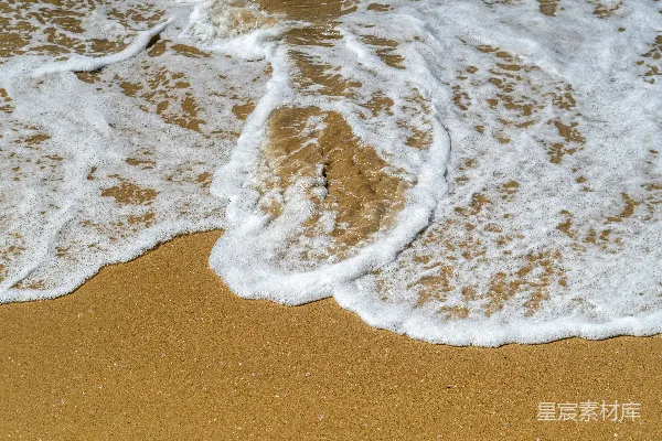 高清摄影 白色和棕色的海浪在棕色的沙滩上。