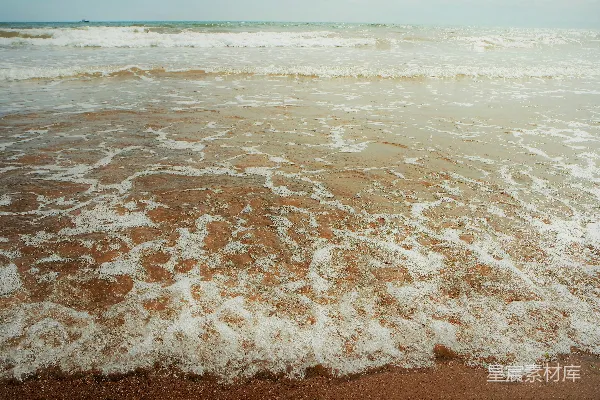 高清摄影 一个海滩，海水波浪不断进出。