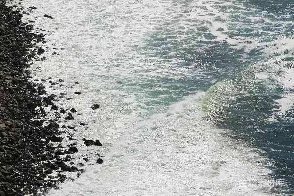 高清摄影 岩石海滩上有海浪拍打。