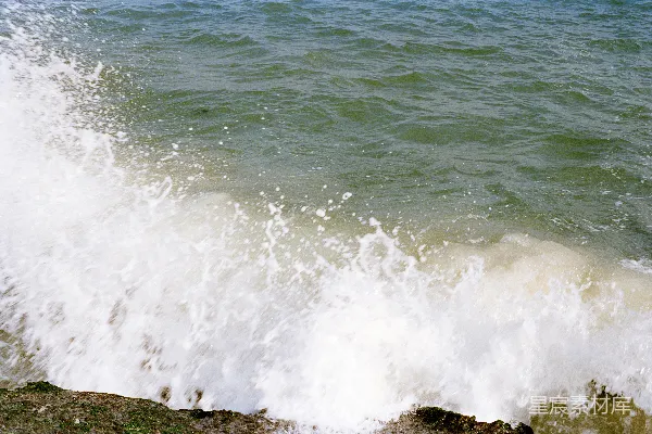 高清摄影 海浪拍打着岩石海岸。