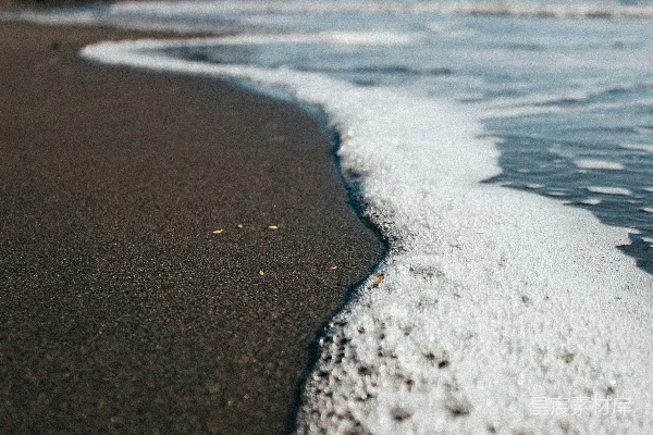 高清摄影 海浪在白天拍打着海岸