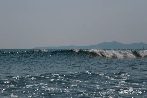 高清摄影 白天，海浪拍打着岩石海岸。
