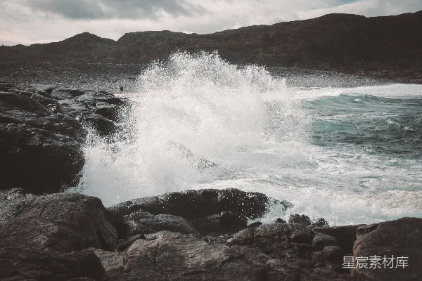 高清摄影 岩石海滩，海浪拍打着岸边