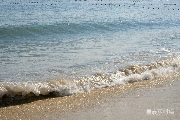 高清摄影 温柔的海浪拍打着沙滩。