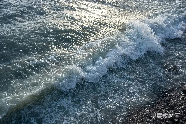 高清摄影 海浪拍打在岩石海岸上。