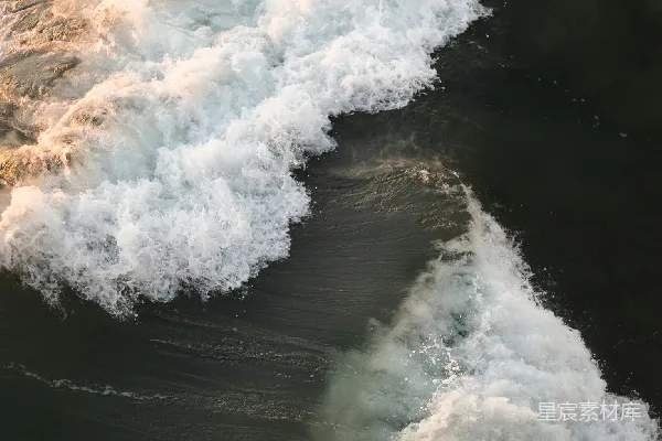 高清摄影 海浪在空中摄影中拍打着海岸。