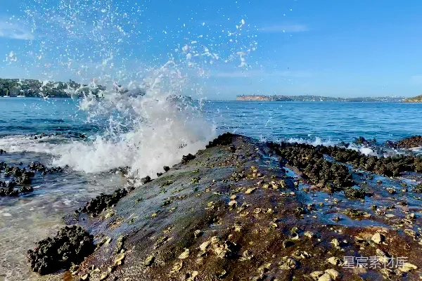 高清摄影 白天，海浪拍打着岩石海岸。