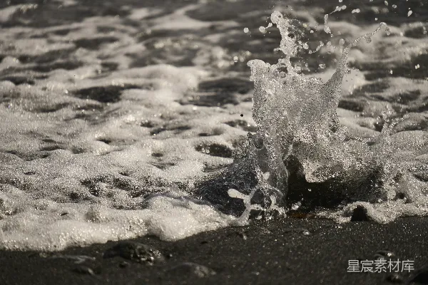 高清摄影 海浪拍打着黑暗的沙滩