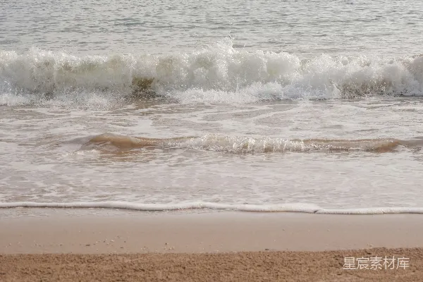 高清摄影 海浪轻轻拍打着沙滩。