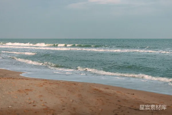 高清摄影 海浪在白天拍打着海岸