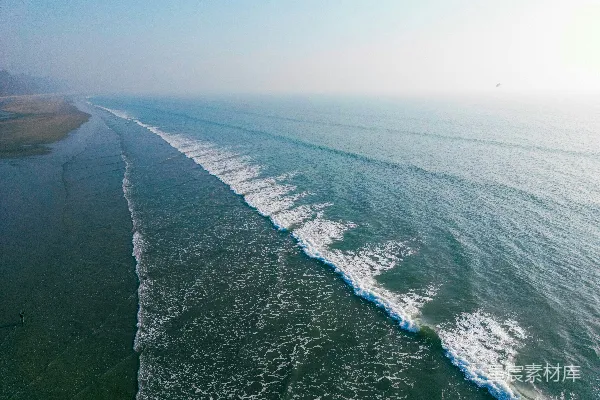 高清摄影 海浪拍打着沙滩。