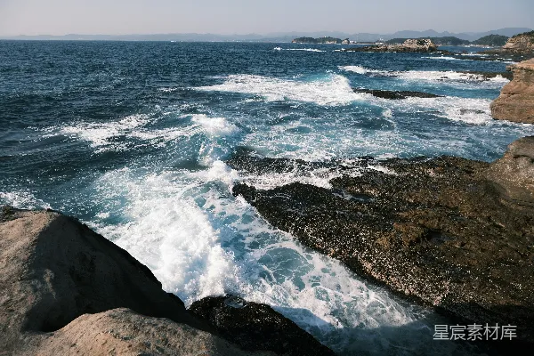 高清摄影 海浪拍打着岩石海岸。